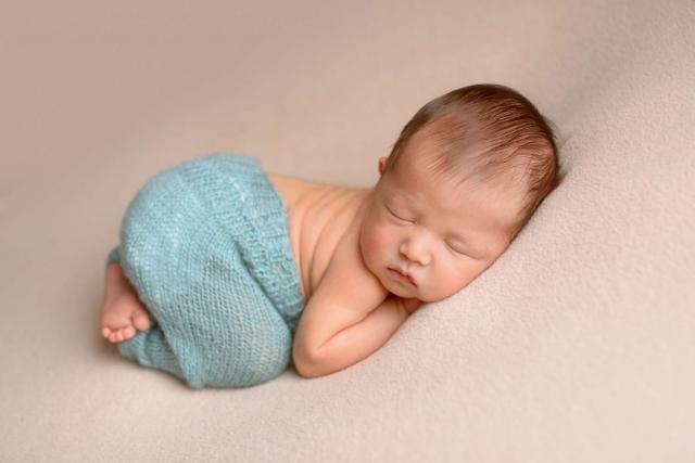 Newborn with family photo in Hamburg