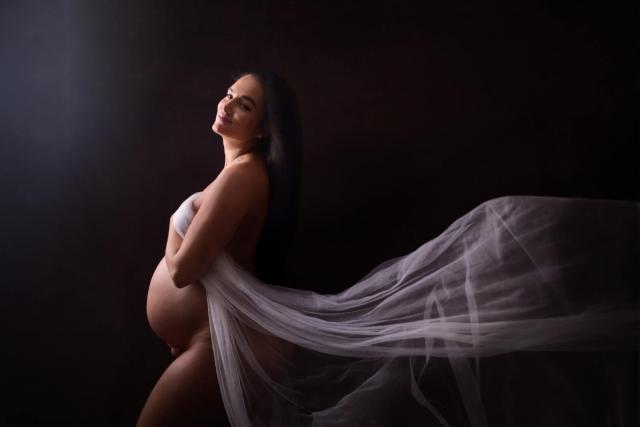 Simple pregnancy photo shoot in Hamburg